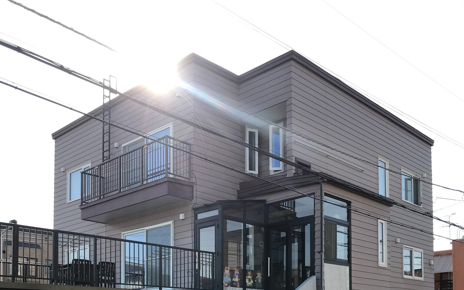 外壁の塗り替え前。淡い色の外壁の建物